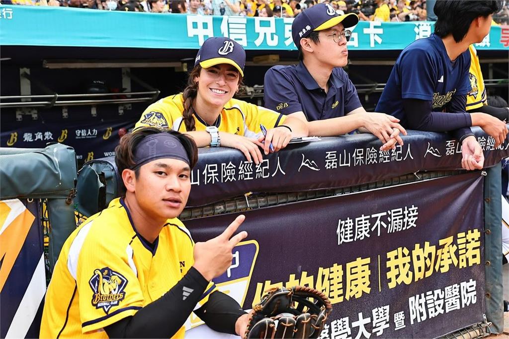 球場燦笑正妹「火力比啦啦隊炸裂」!站C位遭中職球員秒包圍…震撼真身曝光