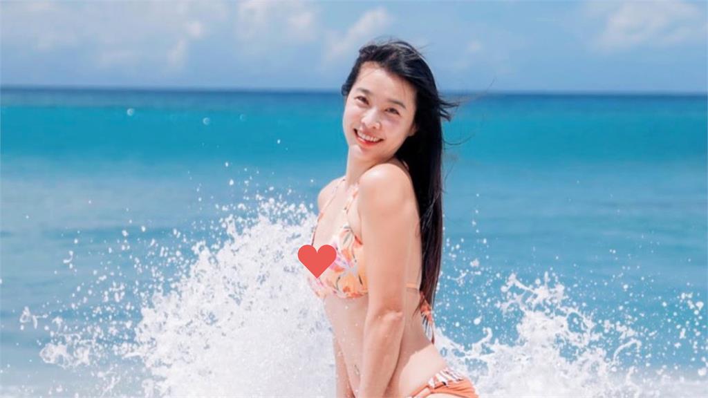 小嫻曬「比基尼」辣照引暴動！展現「凍齡」好身材：青春在墾丁閃耀過