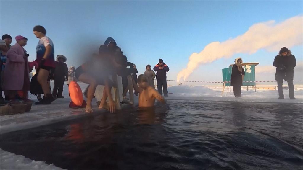 攝氏零下３０度跳入河水　俄羅斯勇者西伯利亞挑戰冬泳