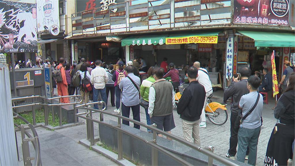 吃春捲應景!清明連假首日 南部各地春捲老店湧人潮