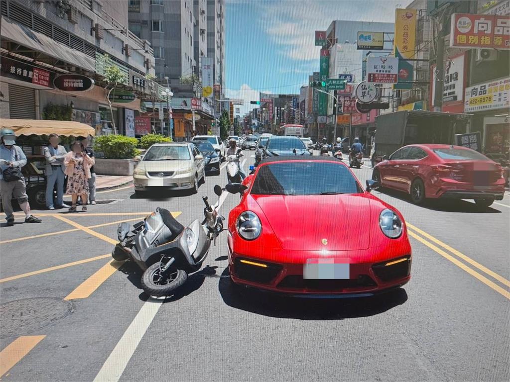 外送員騎車撞保時捷！　網哀號：這單超級貴