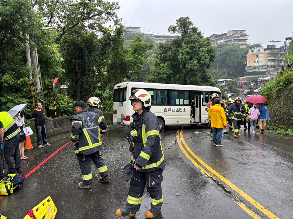 快新聞／新店砂石車翻覆撞巴士！8人受傷急送醫　消防雨中救援畫面曝光