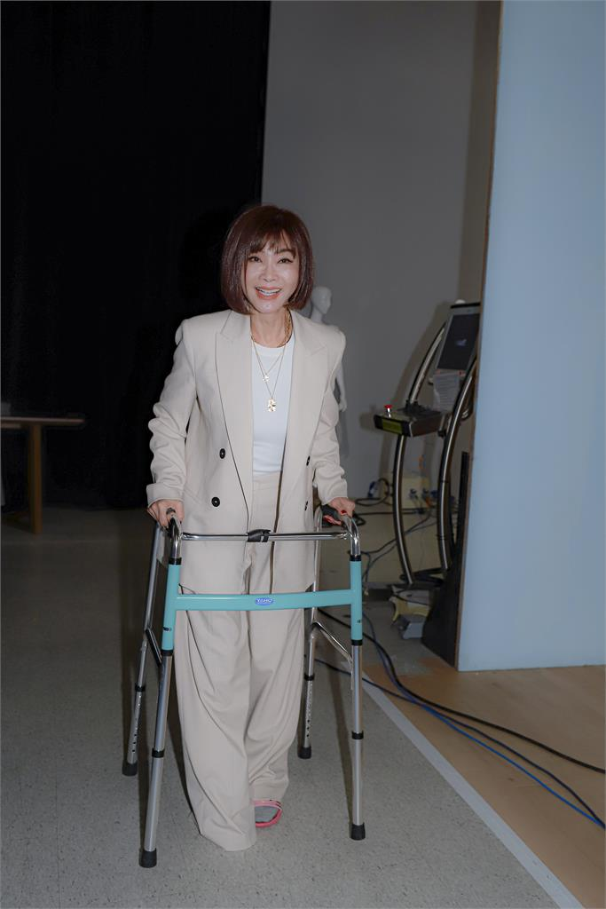 68歲陳美鳳不藏了「對窗大開V字腿」對面鄰居秒看光!3000名網友全急了