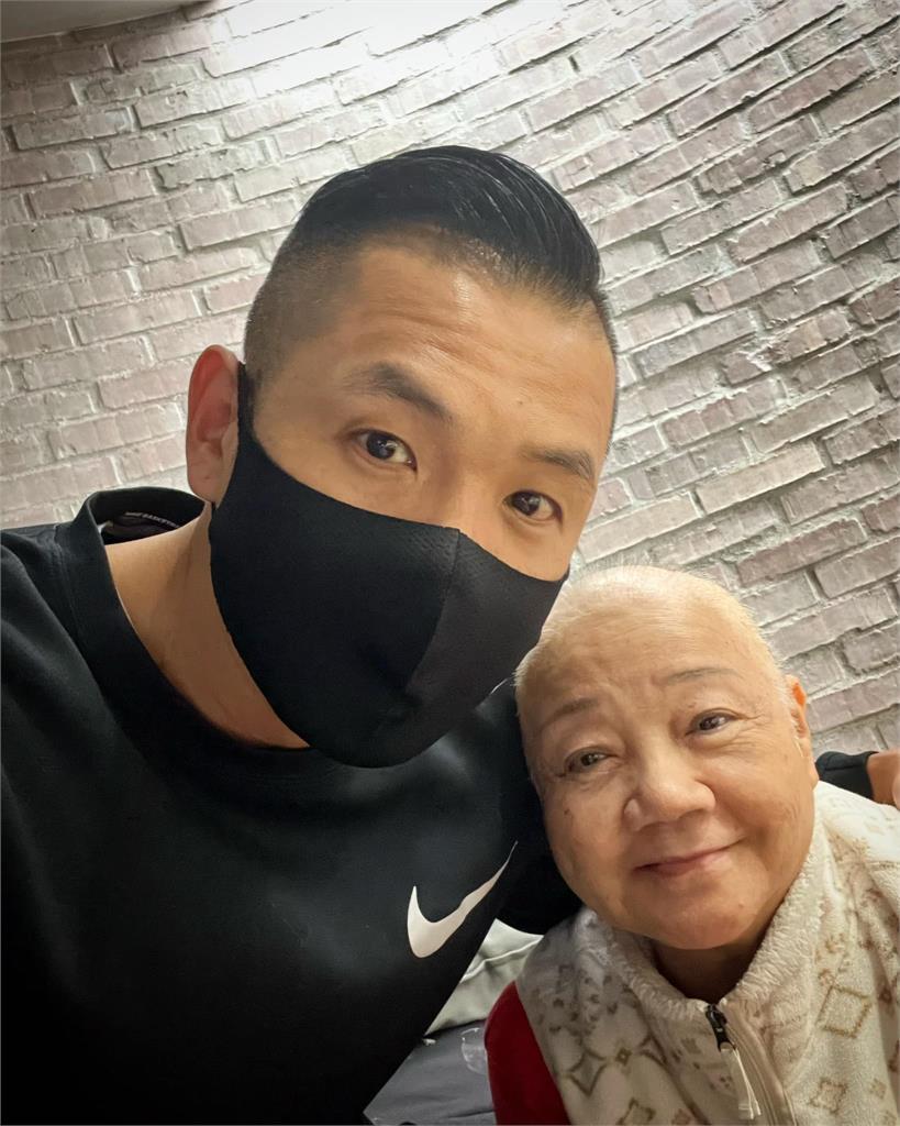 70歲母罹患乳癌　陳建州PO「憔悴合照」嘆：要接受殘酷事實！