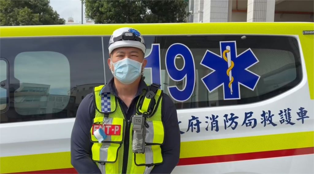 薔琵逼近！強風吹倒苗栗看板　繩索如「血滴子」擊落騎士