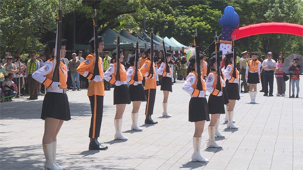 一起來挺國軍！全民國防教育中興大學登場　無人機載具掛國旗飛