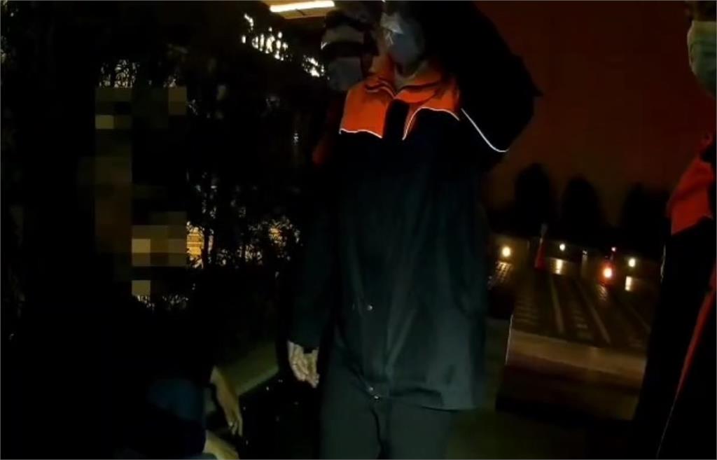 回錯家!醉漢搭小黃「報錯地址」 司機大樓前丟包住戶嚇壞