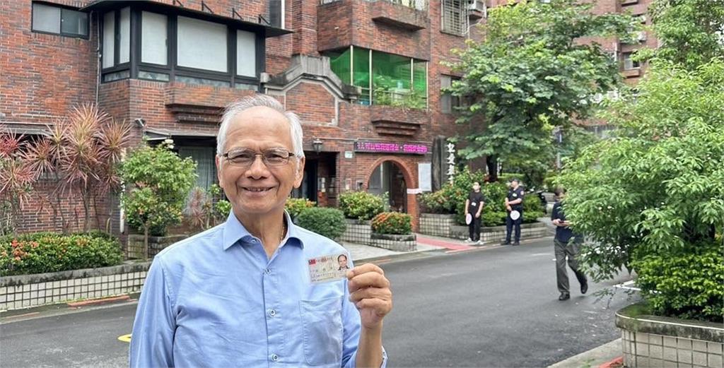滿頭白髮阿北騎腳踏車「本尊竟是游錫堃」!77歲退休近況流出網驚:差好多