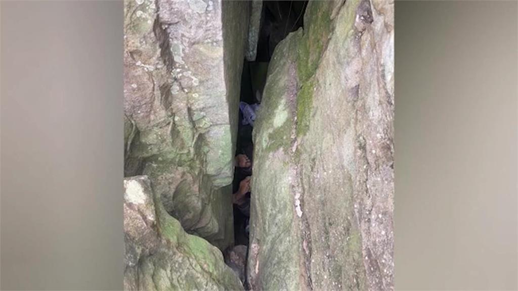澳洲女爬山檢手機失足跌進3公尺深石縫 倒栽蔥7小時獲救輕傷