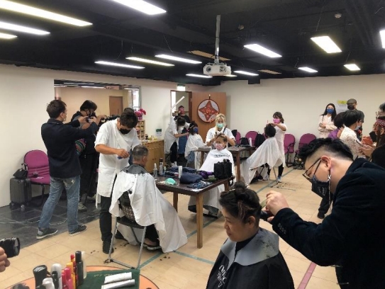北市原住民耆老中心時尚義剪！60歲長者「改頭換面」頂龐克風超前衛