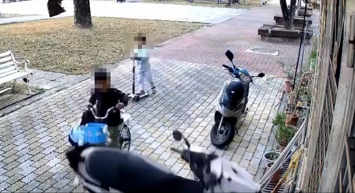 獨家／新買重機「停公園紅磚道」遭撞倒　報警無用車主無奈