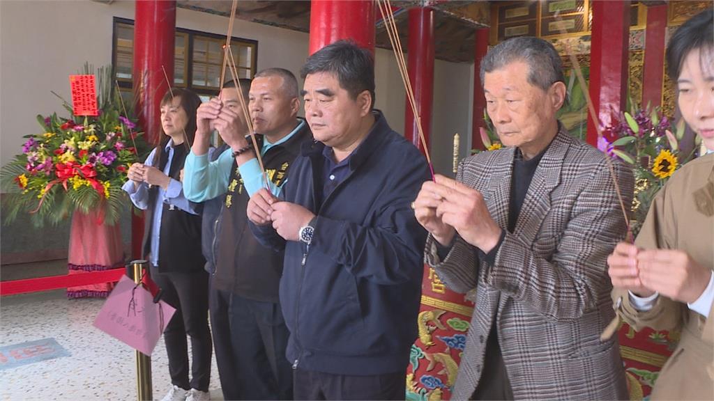 雲林明聖宮辦法會 前縣長張榮味帶來「金榜題名」匾額祝賀
