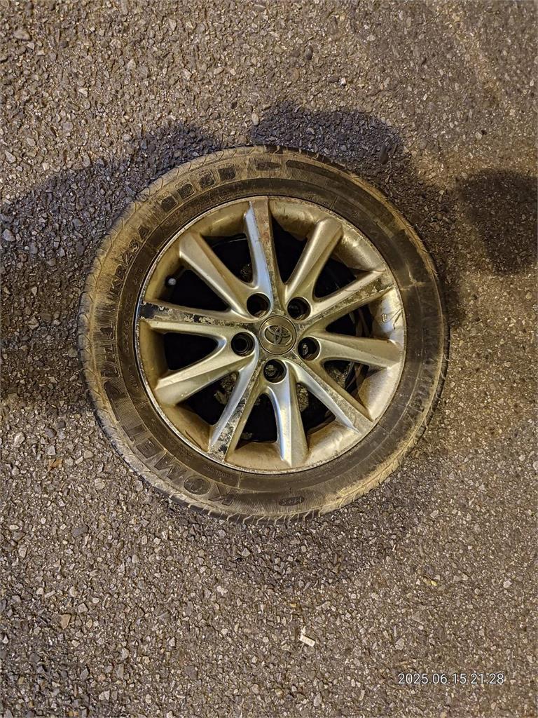 快新聞/飛來橫禍!國1輪胎突掉落砸車頭 疑「這台車」載運車輛肇事