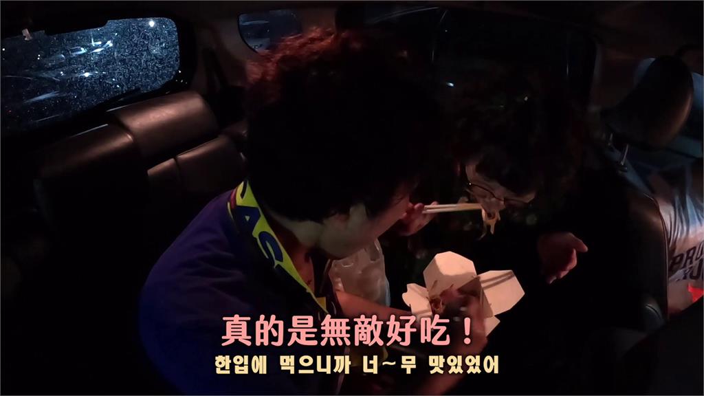 台灣夜市小吃初體驗!南韓阿珠媽享用炒麵 臉色大變:下次還想再吃