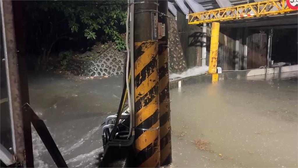 快新聞／新竹太原路地下道凌晨淹水！閘門遙控器故障　保全車身擋水