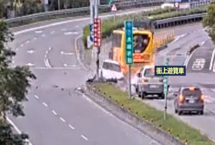 撞分隔島再撞遊覽車　台9線休旅車引擎噴飛