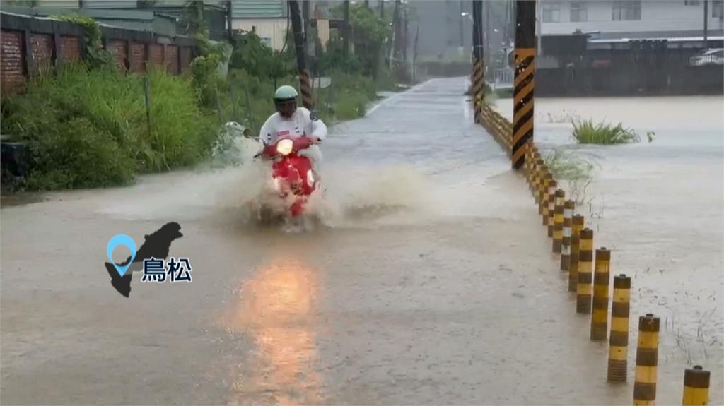 雨炸高雄「宛如颱風」 人孔蓋變噴泉、「水上摩托車」險摔