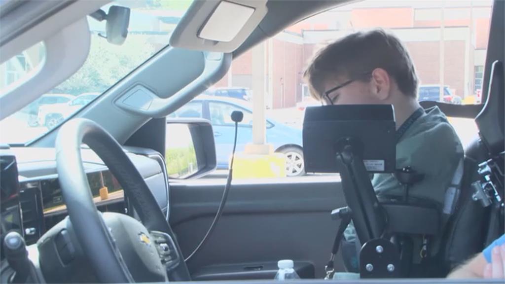 改裝汽車操控系統　美國業者助身障學生完成開車夢想