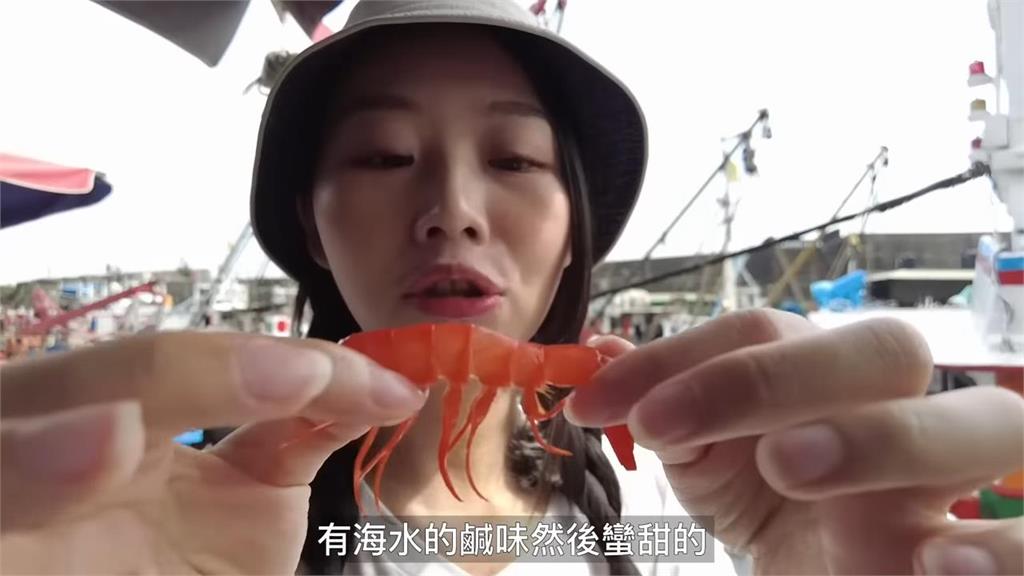 太蝦了！妹子訪大溪漁港體驗免費試吃　一天看到12種蝦激推：一定要來逛