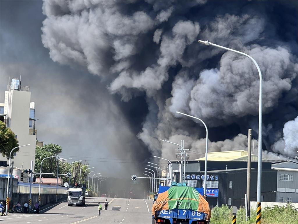 快新聞/爆炸瞬間曝!台南工廠火警「屋頂被炸飛」 濃煙遮天、火舌直竄天際