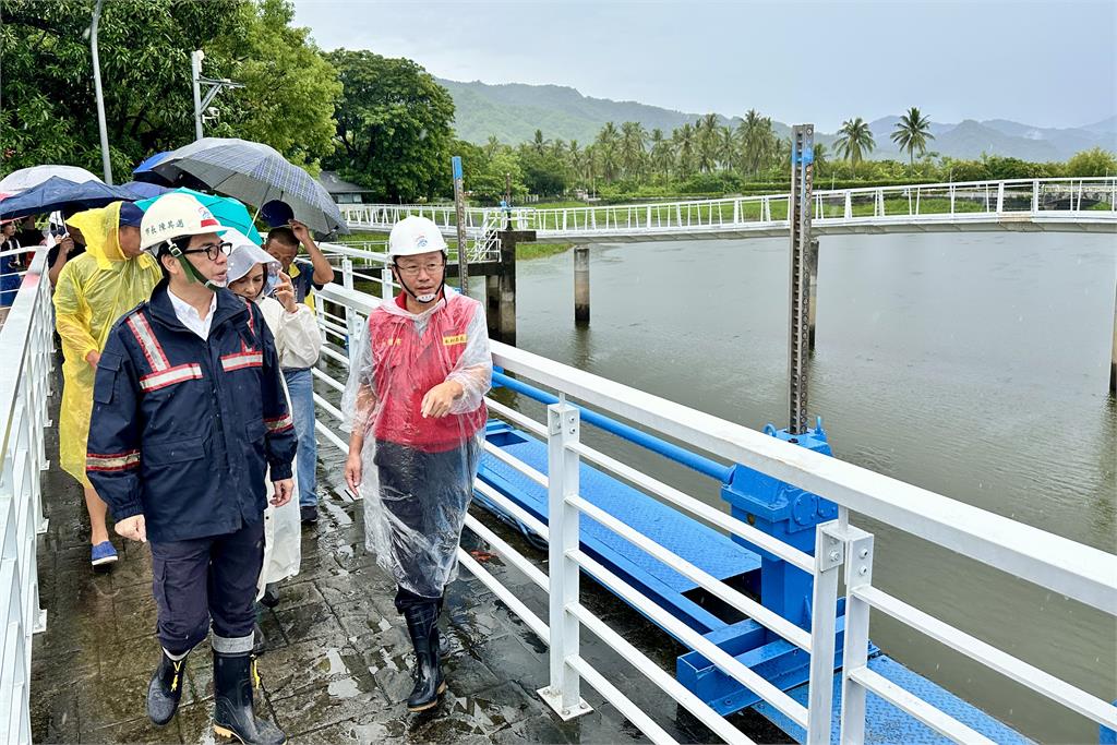 快新聞/丹娜絲暴風圈估16時觸高雄陸地 陳其邁視訊卓揆、冒雨視察美濃湖