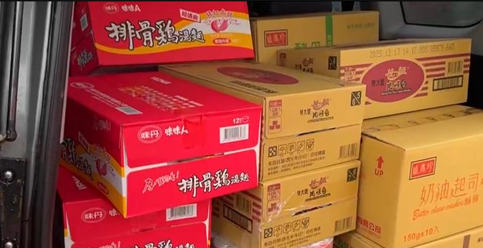 南投山區多處徹夜大雨　女駕駛受困消防員徒步救援
