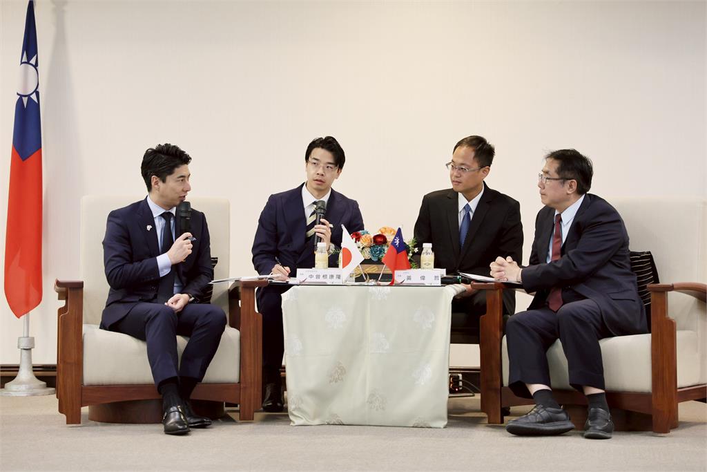 日本自民黨青年局長中曾根康隆拜會 黃偉哲致贈台南越光米