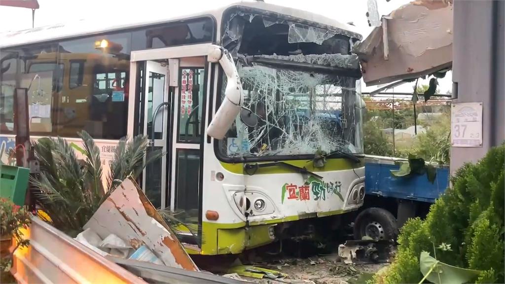 疑駕駛恍神打盹釀禍 客運撞進鐵皮民宅5人輕傷 業者允諾負全責