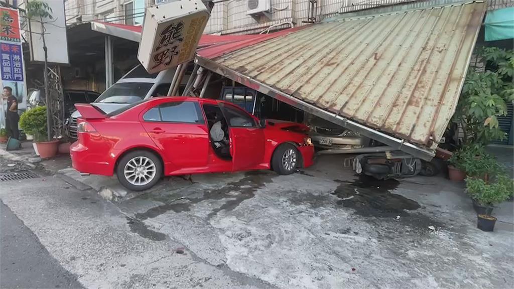 屏東市1駕駛疑為閃避車輛　失控撞民宅毀4車2機車