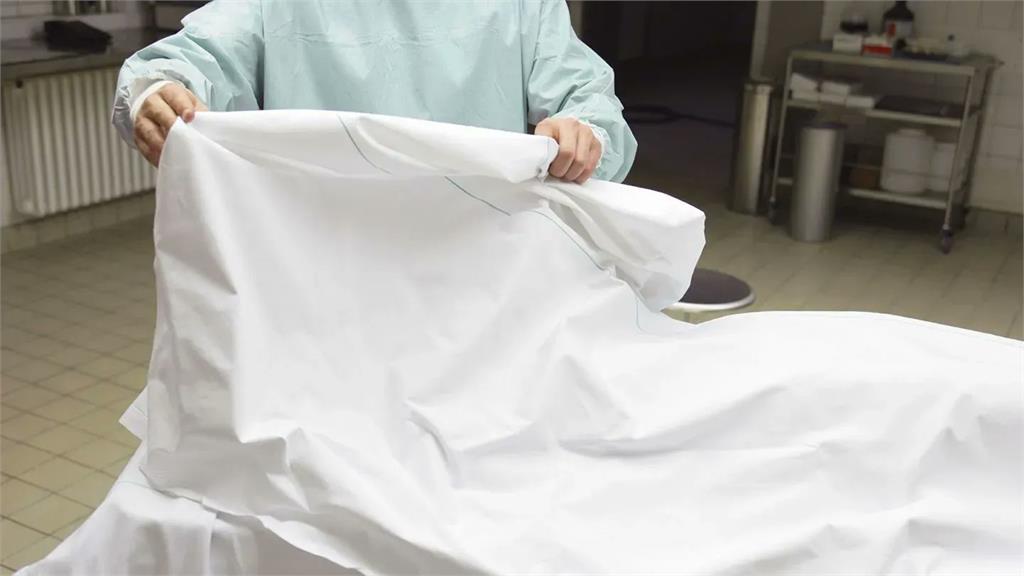 美男跌落「148°C下水道」遭燙死！友人目睹全程⋯撈起時「內臟已熟透」
