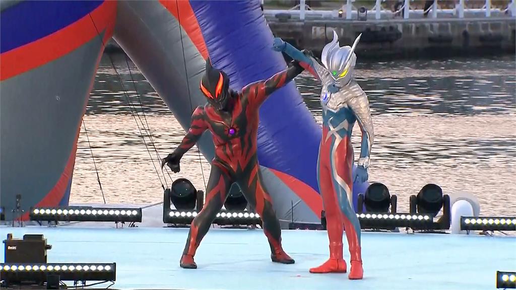 超人力霸王降臨高雄! 15公尺高"初代.迪卡"矗立愛河灣