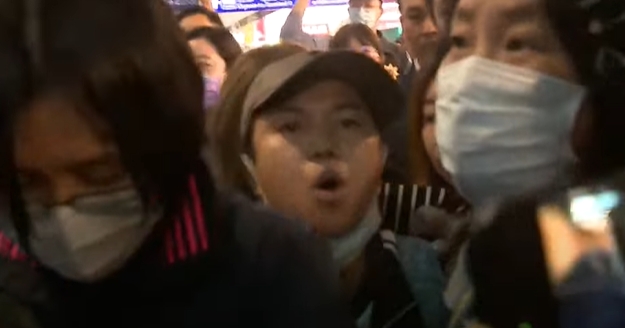 小微遭遣返「3分自白片」大淚崩!突自爆「捧中踩台1理由」中國網氣炸:太醜惡