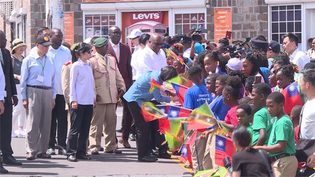蔡英文7年前「溫馨場面」再重演！熬夜海巡「讚女童這句」中國人被震撼