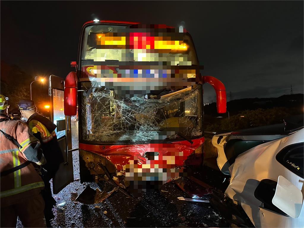 快新聞/國道8車連環撞 大客車衝進事故現場!1女斷氣