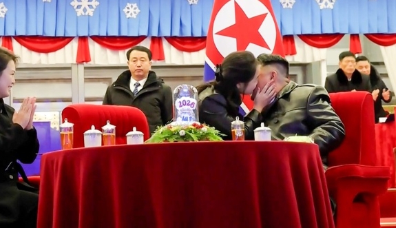 金正恩愛女「捧臉甜吻爸」戀人舉止惹議！北韓人民看傻批：超越正常父女關係