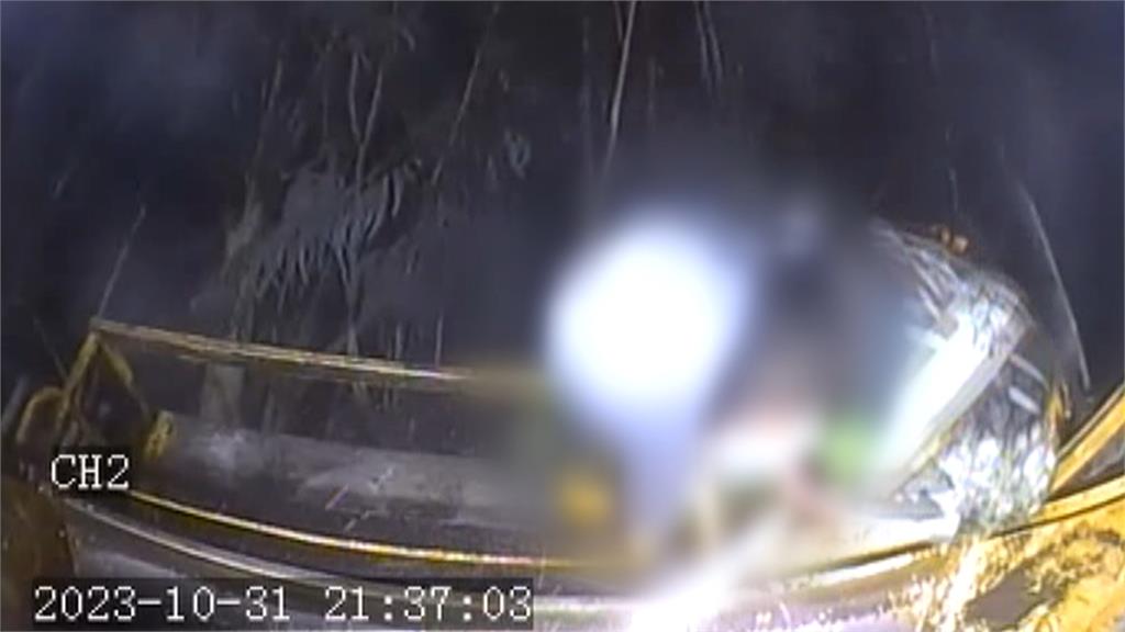 洗垃圾車司機未注意! 舉起貨斗害清潔隊員摔斷肋骨