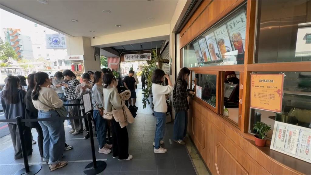 老字號茶行爆紅！顧客塞滿騎樓　隔壁店家擺物阻擋排隊