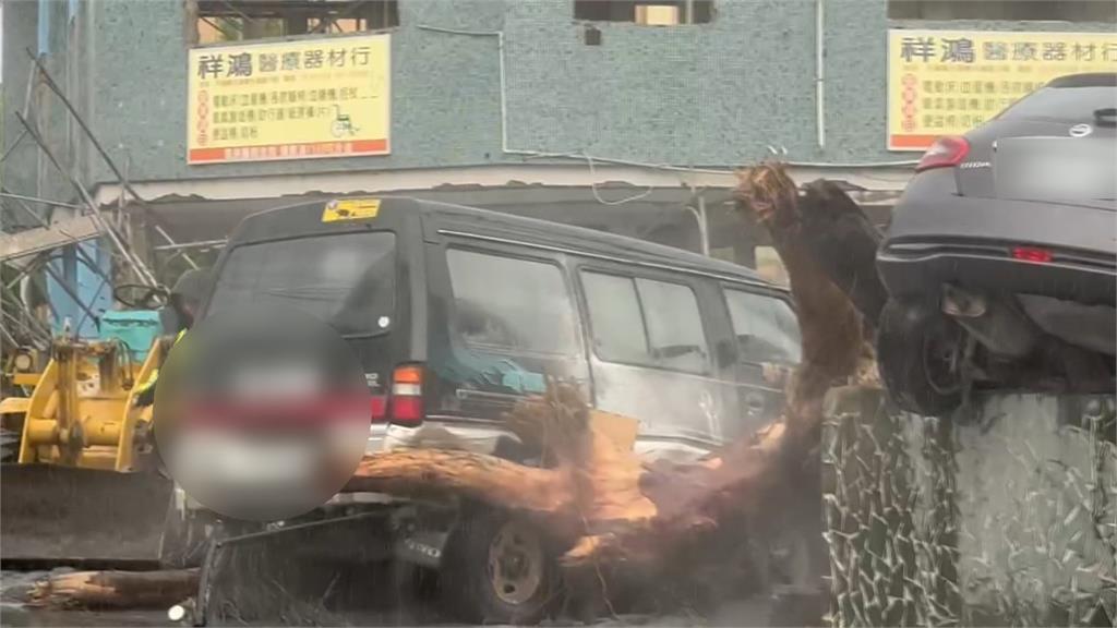 花蓮光復災情慘!青年騎車送物資 廂型車撞進民宅 人力不足暫置路旁
