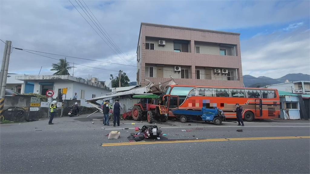 疑似撿手機閃貓　客運爆衝波及民宅.4輛車