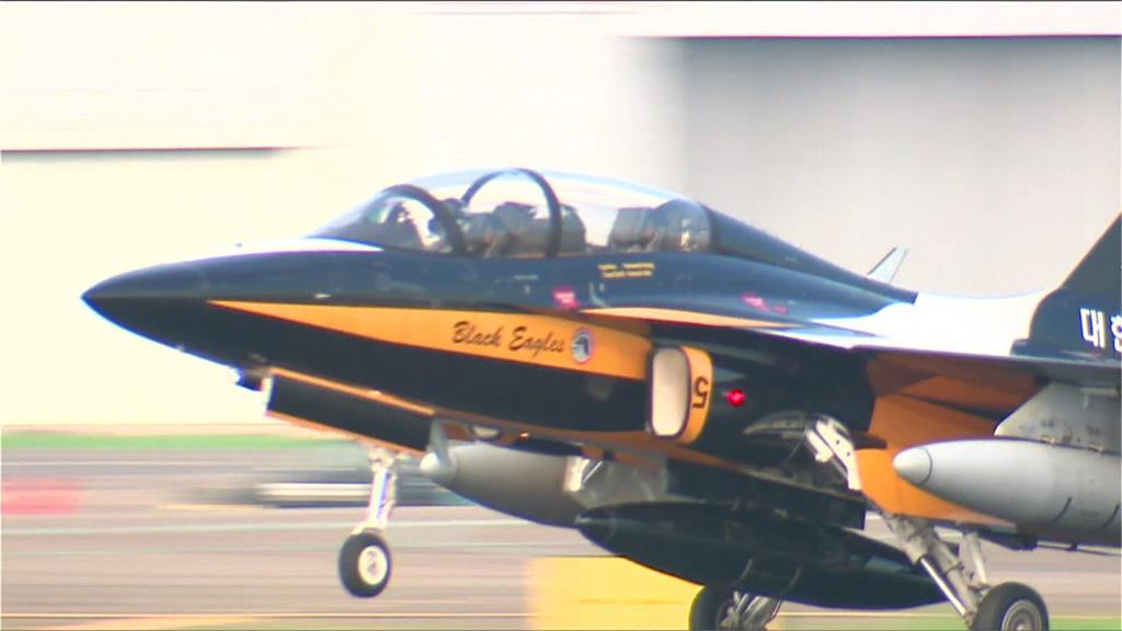 韓黑鷹飛行表演隊小港機場整補　黃黑塗裝「T-50」吸引大批航空迷到場