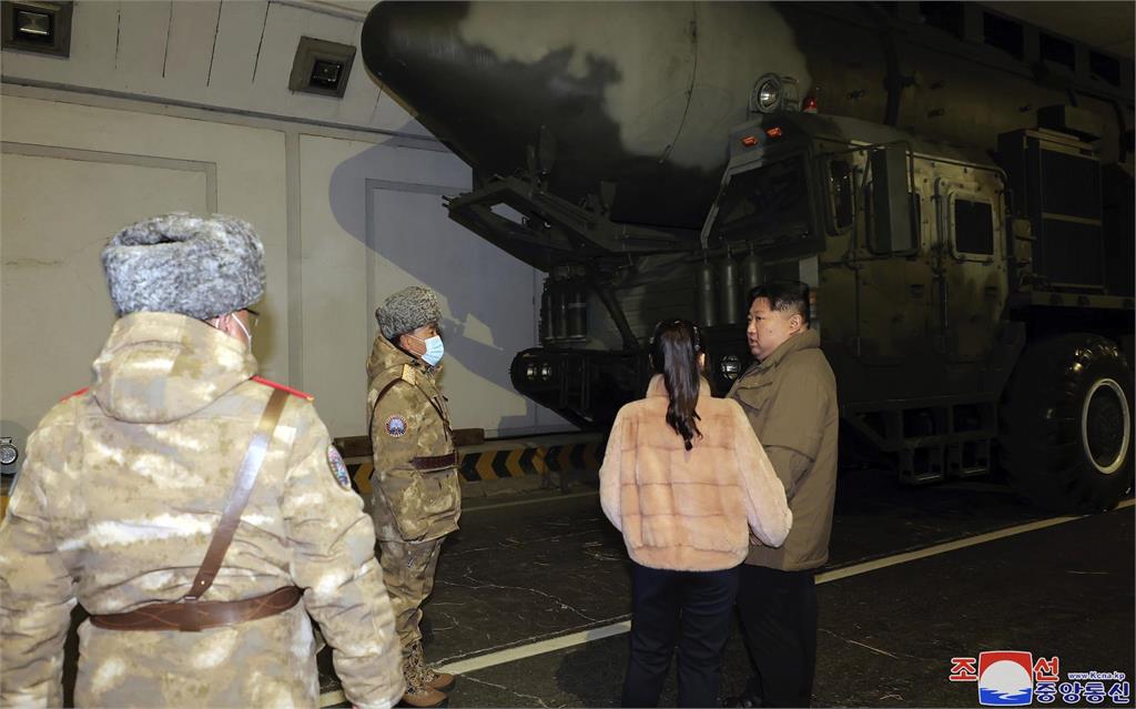 北朝鮮接班人浮出檯面?金正恩愛女「華麗穿搭」藏玄機網嘆:神複製老爸