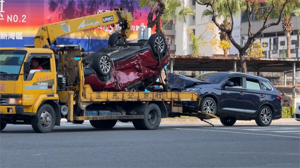 尖峰時刻！高雄一轎車左轉未禮讓　遭對向直行車猛烈撞擊2車全毀