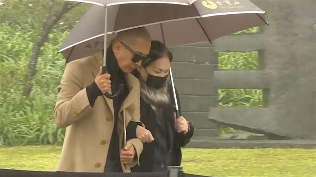 大S逝世週年揭幕「紀念雕像」！小S親友齊聚緬懷「S媽緊勾具俊曄」畫面曝光