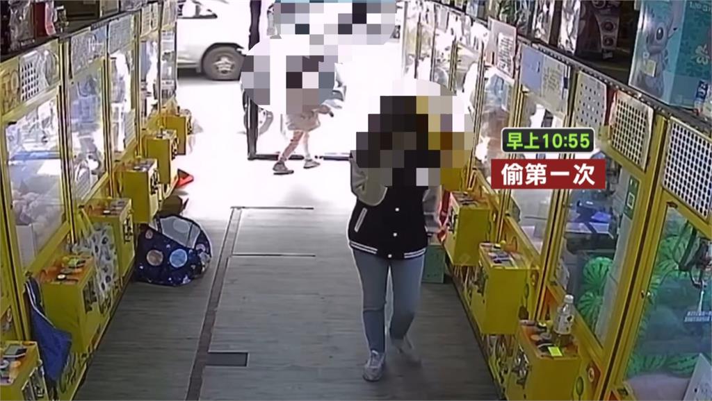 最壞身教!父攜2幼女「偷娃娃機店公仔」 業者公布畫面找人