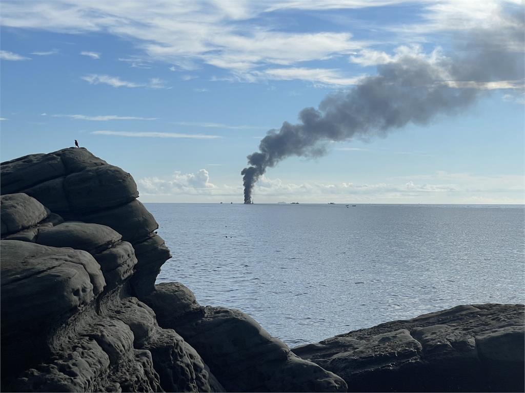 貢寮外海驚傳火燒船！　黑煙竄天13船員驚險逃生