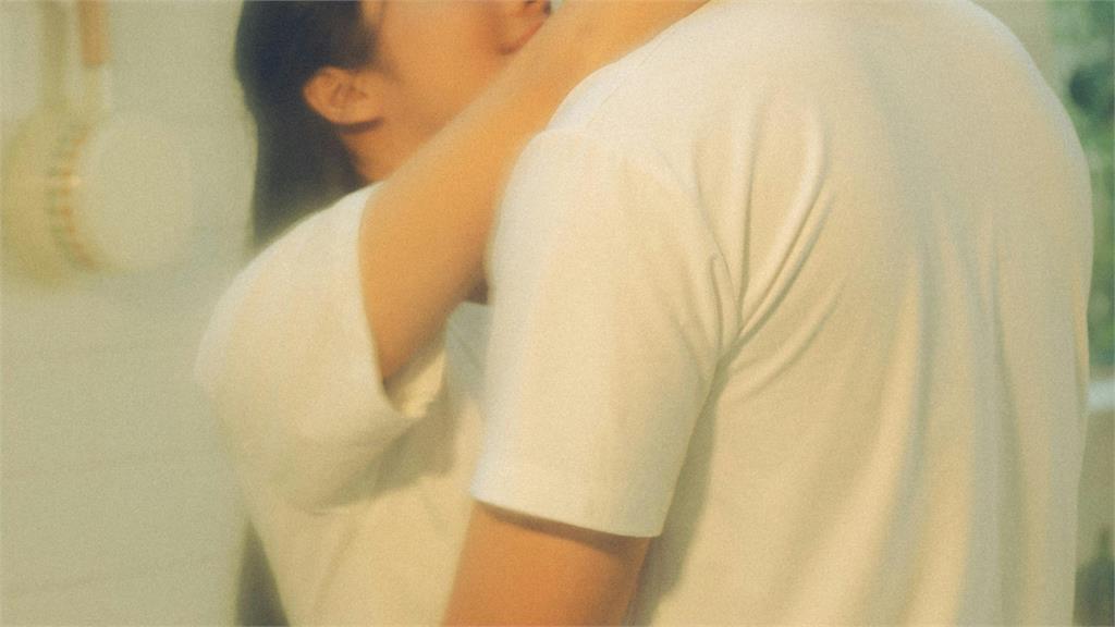 高中女兒被迫看「親熱片」!父母客廳全裸「肉體交纏」網噁喊:沙發會有分泌物