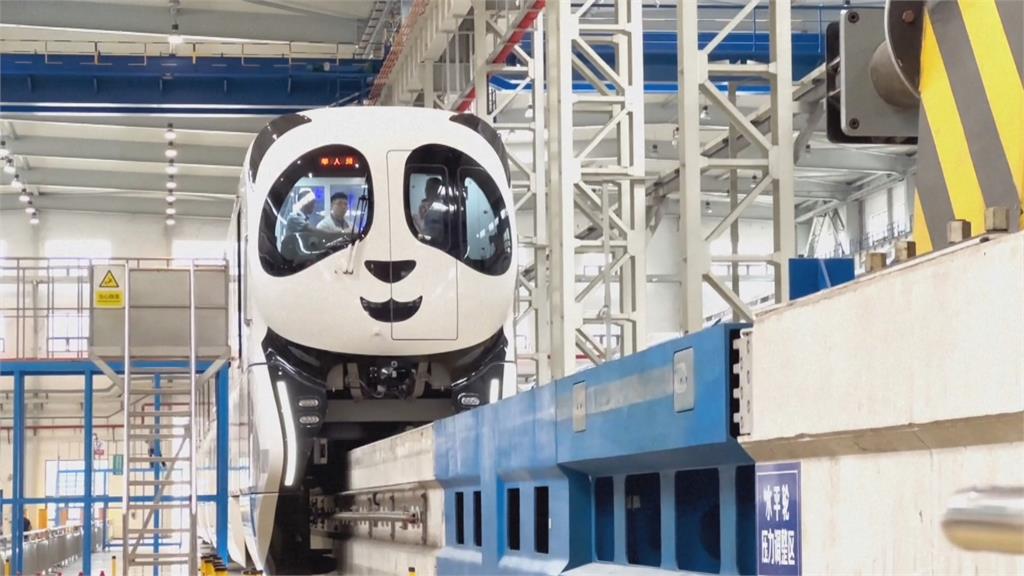 大內外宣利器！　中國重慶「貓熊觀光列車」亮相