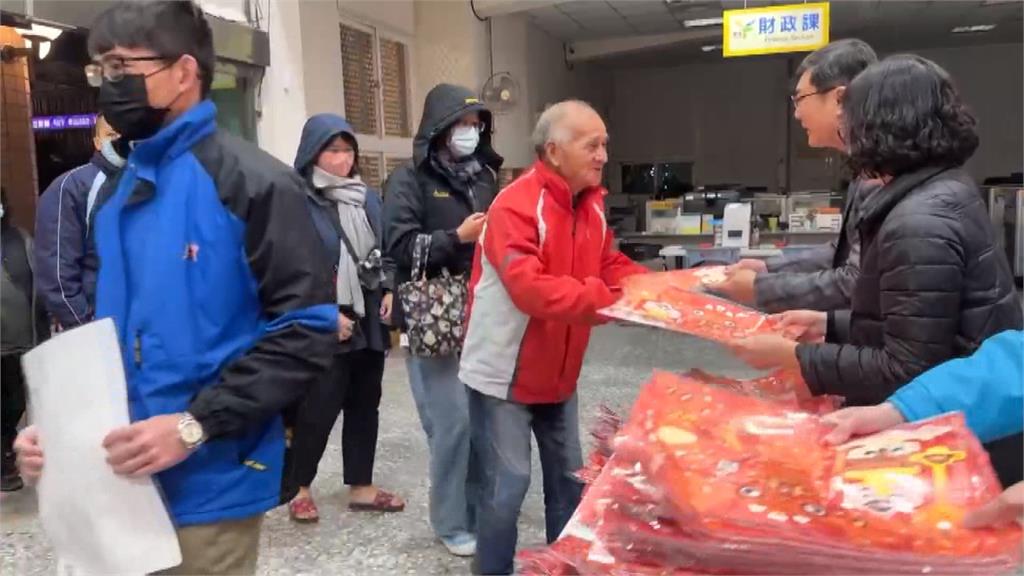 慶元宵!彰化鹿港「萌鹿提燈」變臉財神爺 民眾不畏寒風搶領