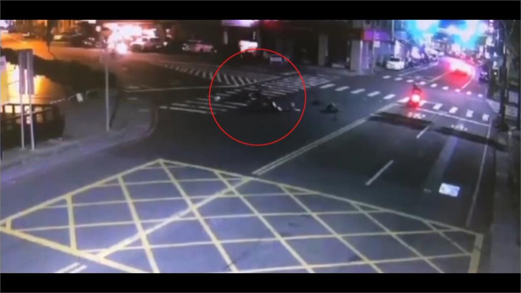 驚險！彰化機車左轉撞上直行重機　兩騎士雙雙噴飛送醫