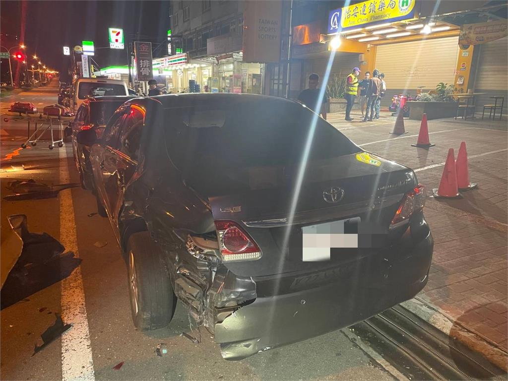 疑疲勞駕駛!越南籍男子駕車載同鄉連撞5車 「烏龜翻」躺馬路